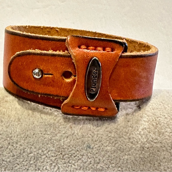 Plunder “Pippa” bracelet, Brown leather w/ a belt buckle like closure - Picture 5 of 13
